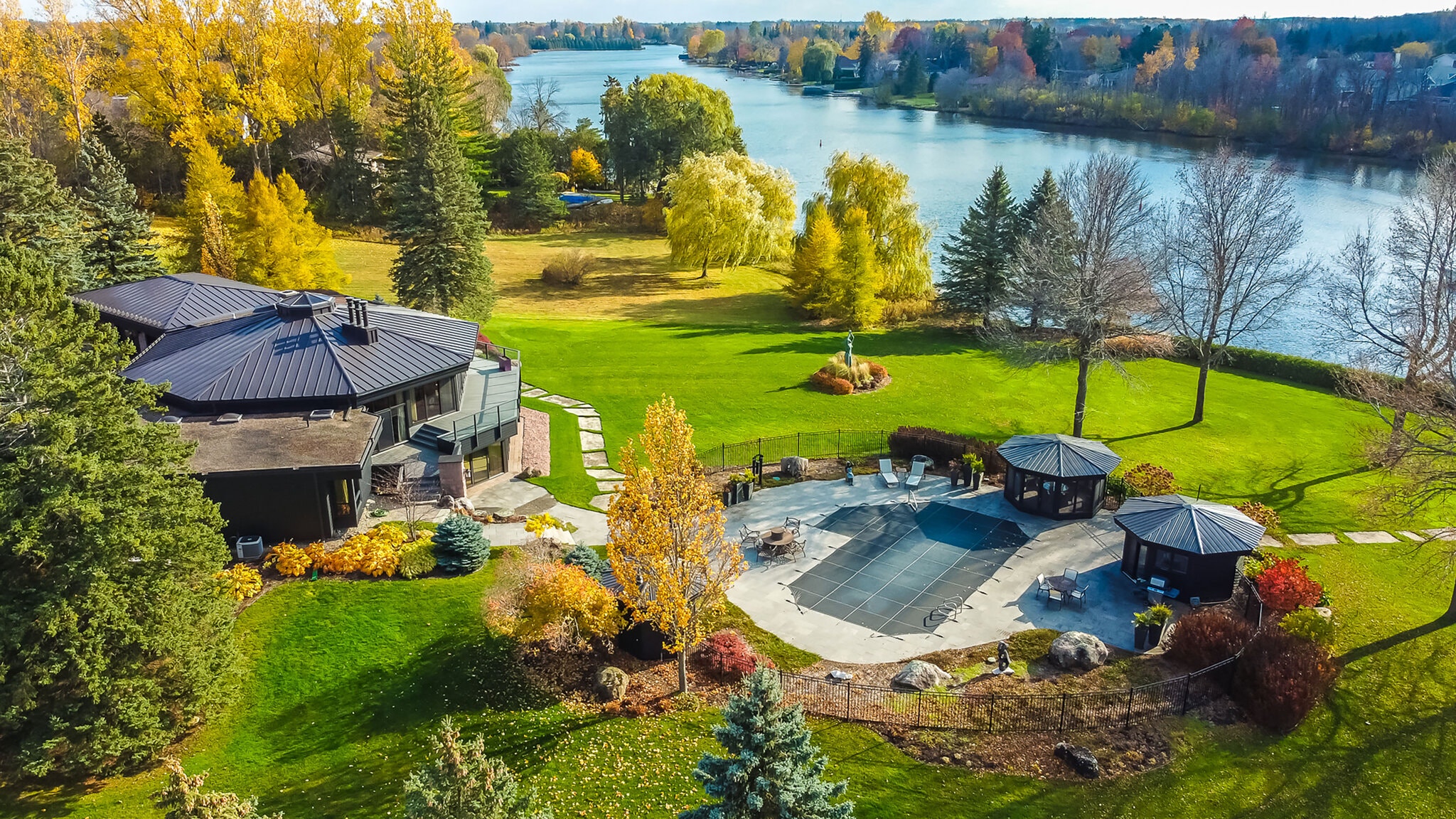 A Quiet Waterfront Retreat Near Ottawa