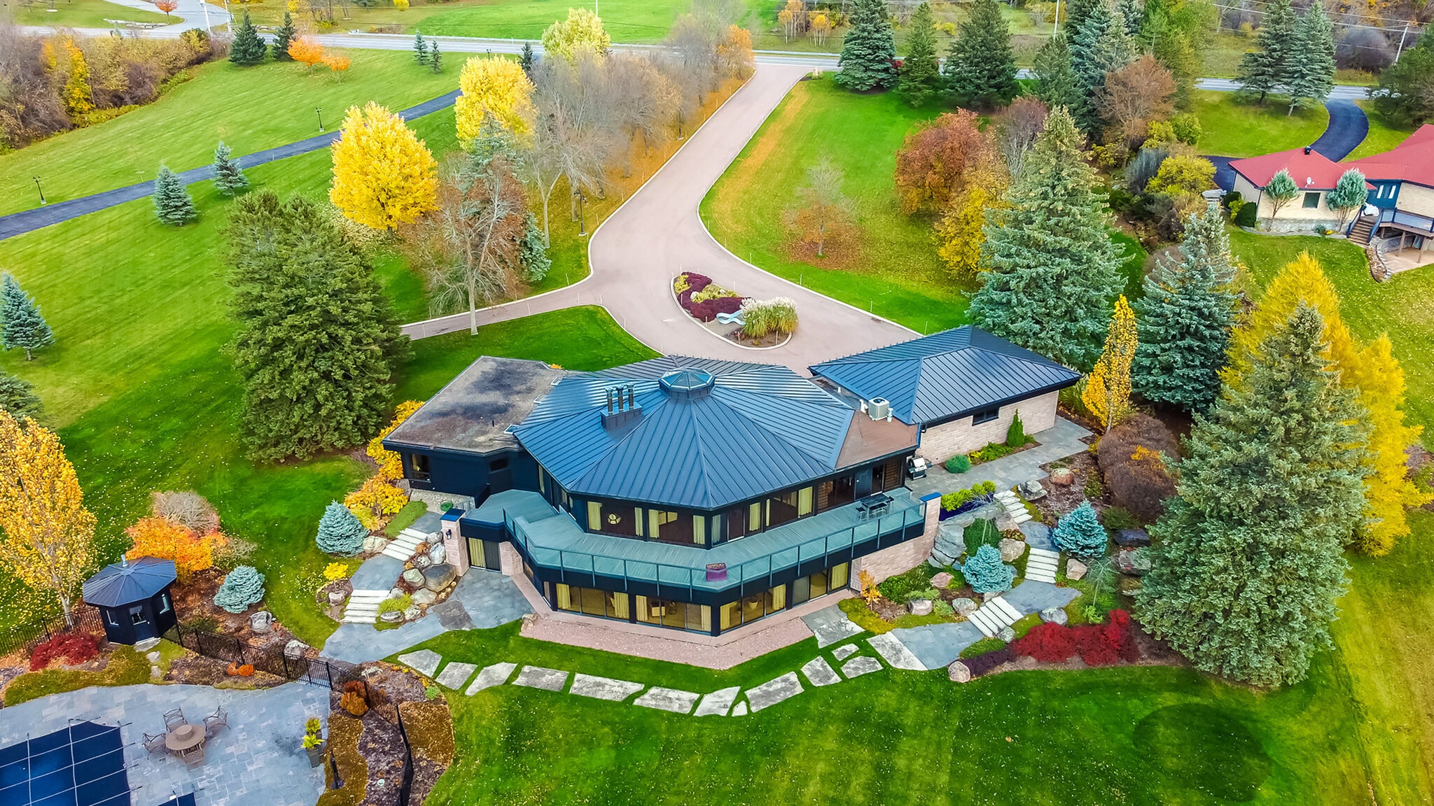 Built in 1985 for the family of a local construction executive, the 6,105-square-foot house is set back from River Road by a long driveway.